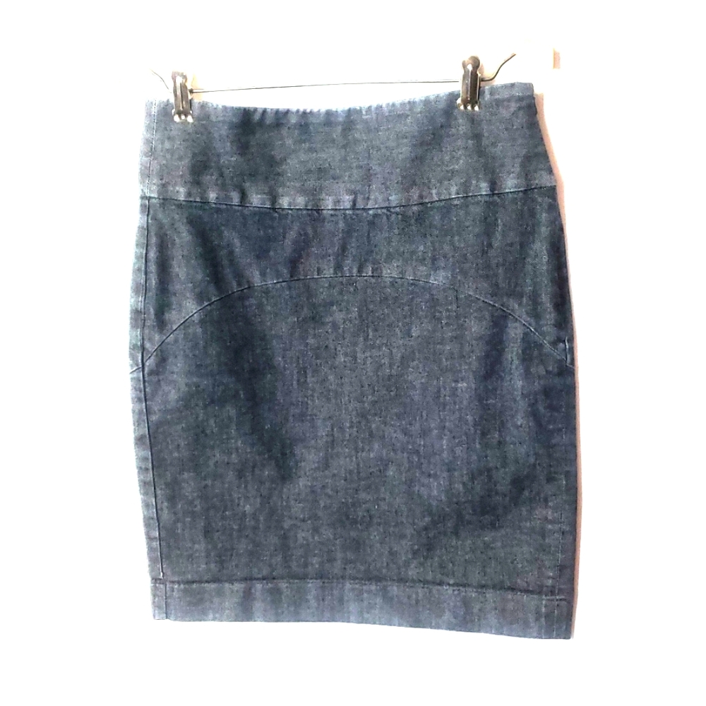 Size 4 gap dark wash denim Mini skirt. C10